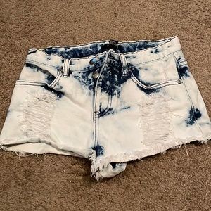 Ladies jean short shorts frayed in the front size 25 two toned